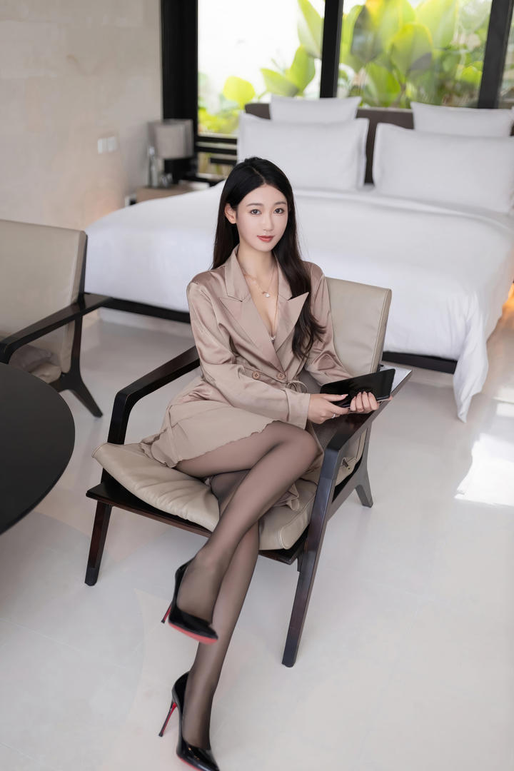 亚洲黑丝高跟性感女神唐安琪酒店私密写真图片