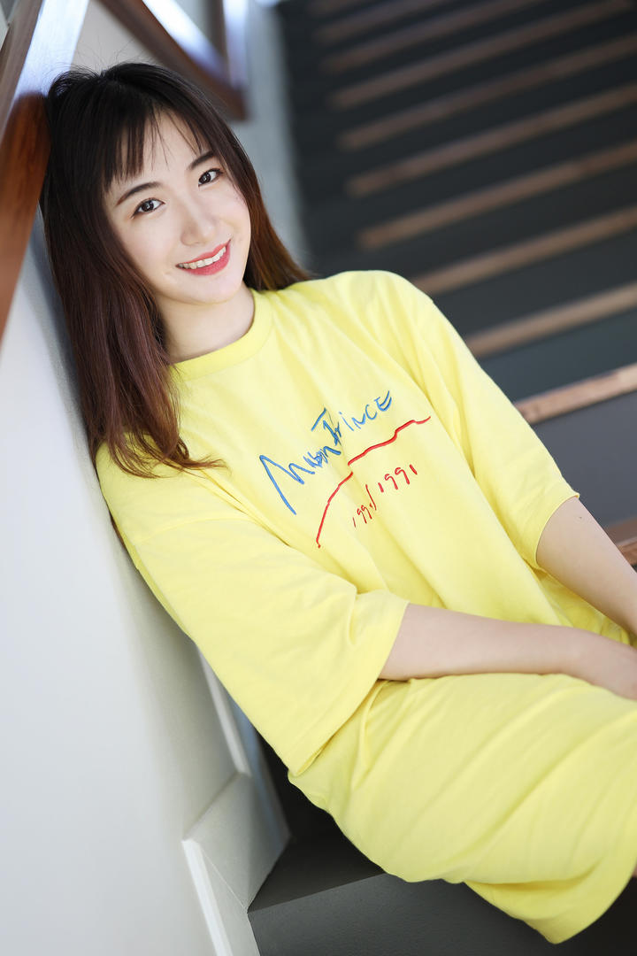 楼梯上的清纯唯美女生艺儿拿铁图片
