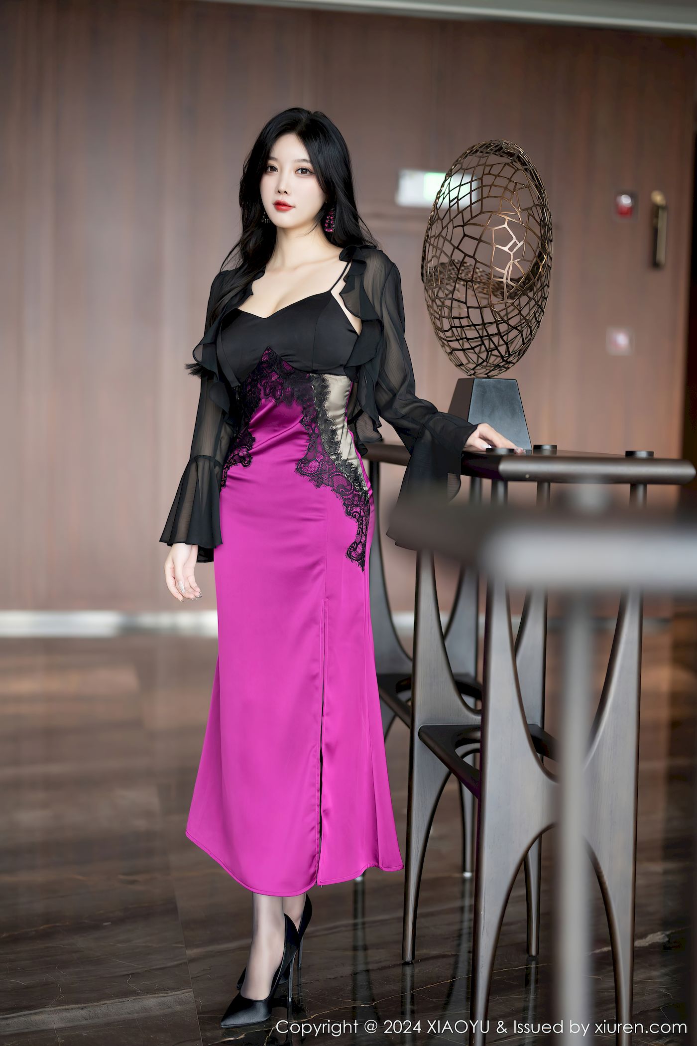 语画界女神杨晨晨Yome红黑拼色吊裙搭配黑丝性感写真