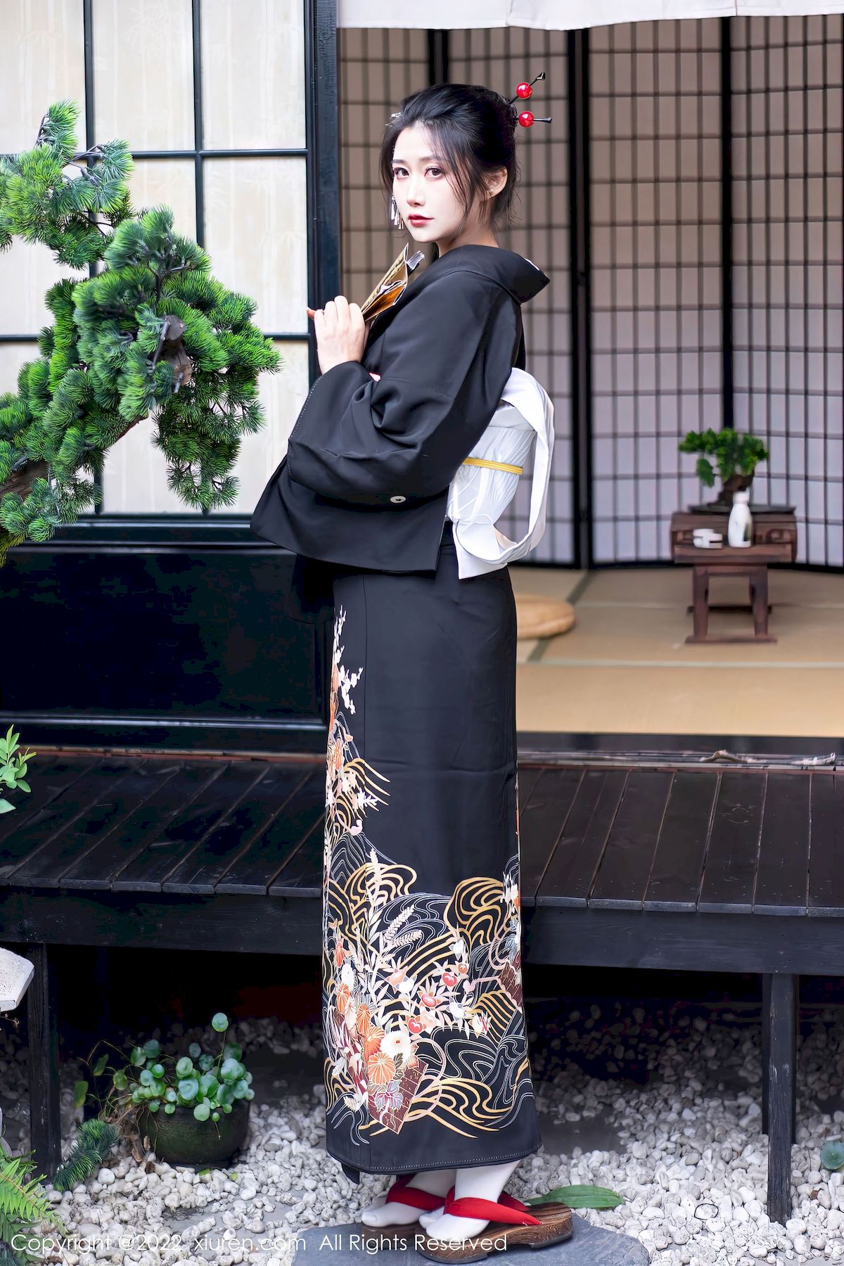 秀人网新人模特laura阿姣深色日式和服娇美姿态性感写真