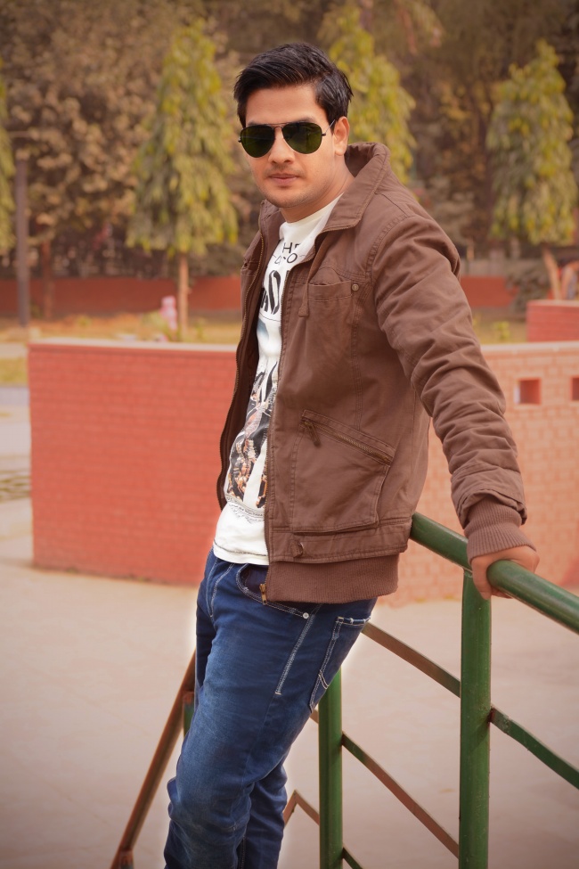 棕色夹克戴墨镜帅哥图片