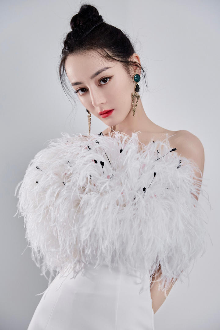 迪丽热巴高清白色羽毛裙写真图片