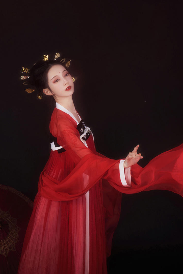 高清喜庆中国红吉祥古装汉服美女写真图片