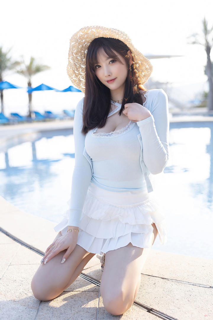泳池边的高清养眼美女杨晨晨美女写真套图