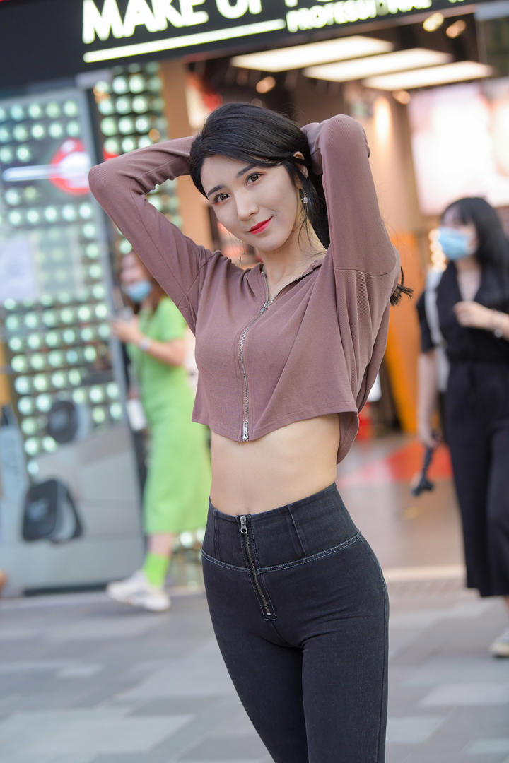 街拍性感小蛮腰美女穿紧身裤高清图片