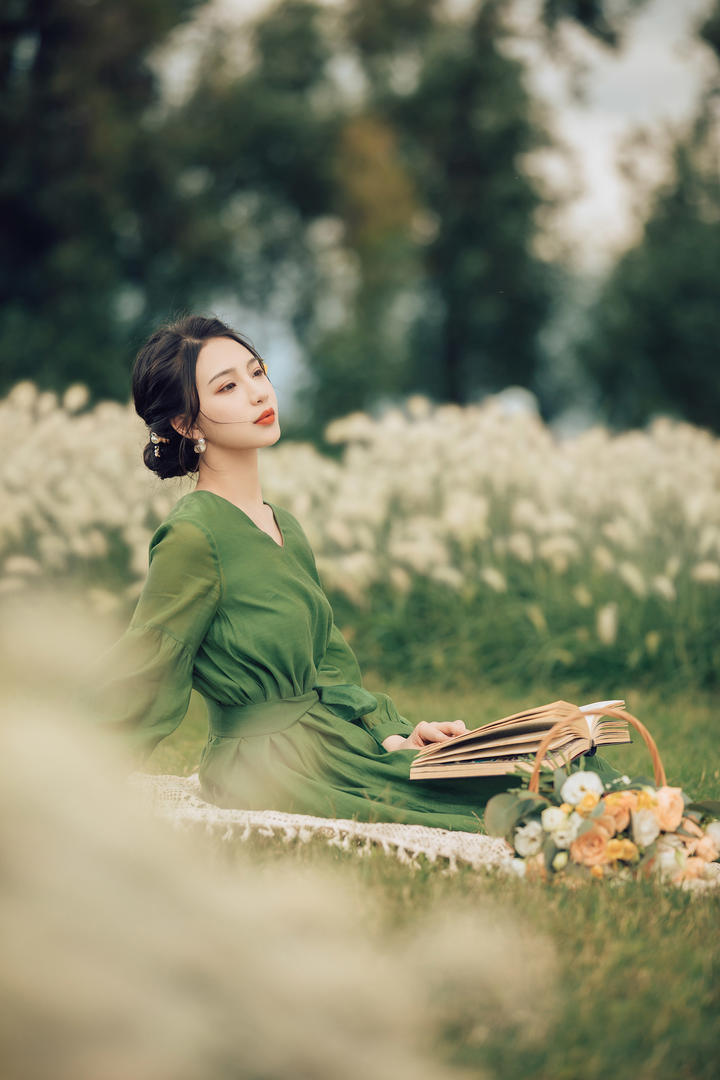 草地上看书的高颜值清纯唯美气质女生壁纸图片大全