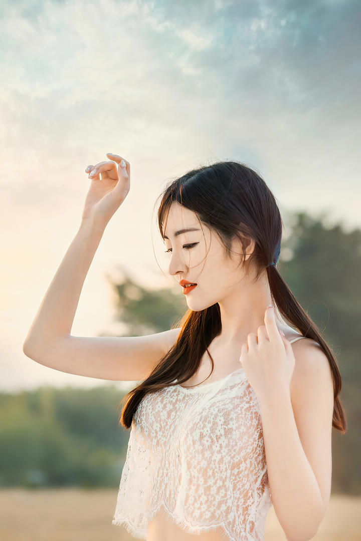 穿着透明蕾丝背心的清纯美女图片