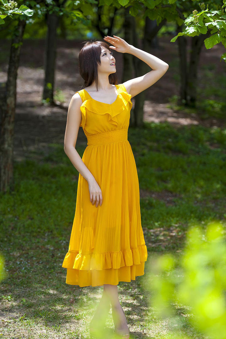 树林里的高清韩国清纯美女图片