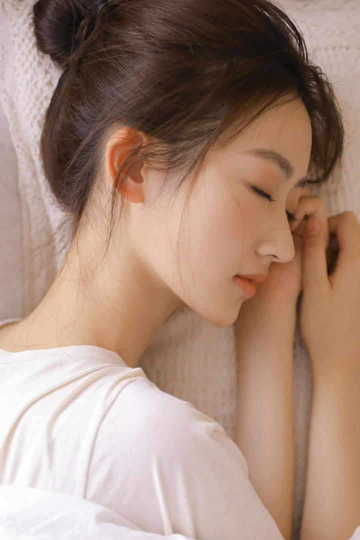 闭眼睡觉的好看的头像女生图片