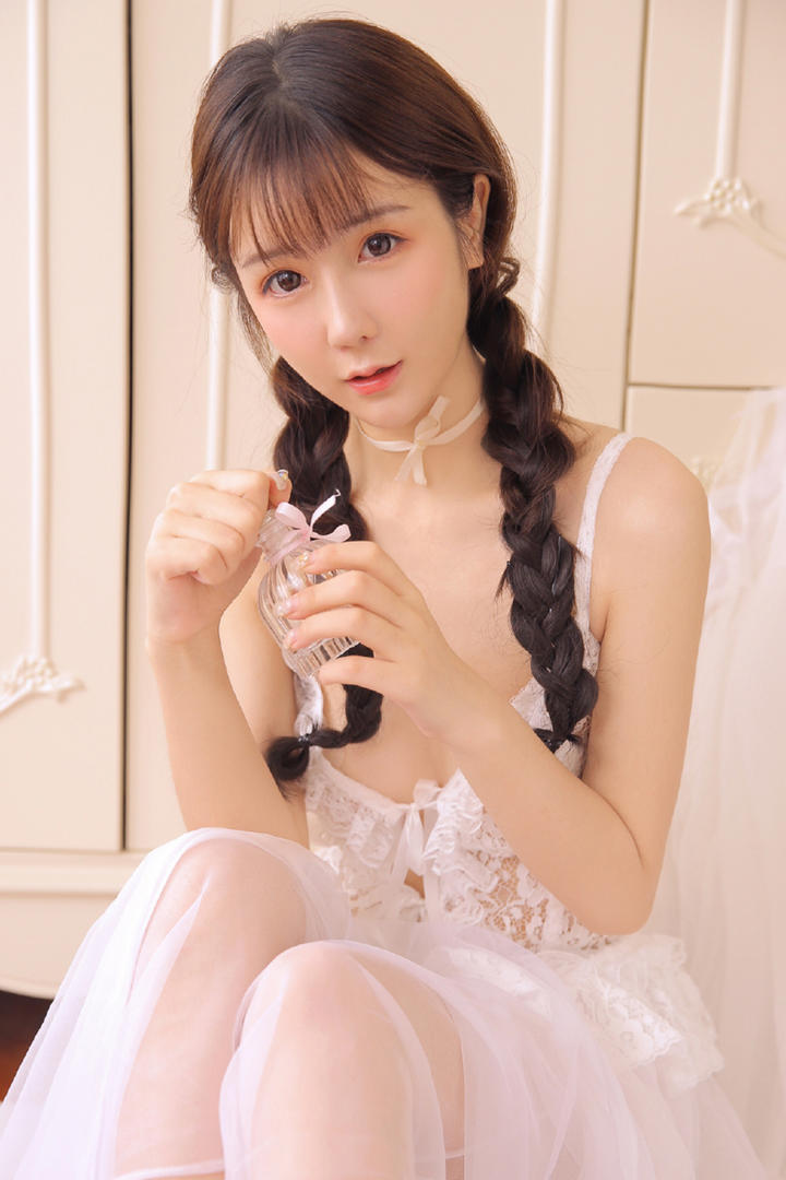 喷香水的美女纯欲天花板女生图片