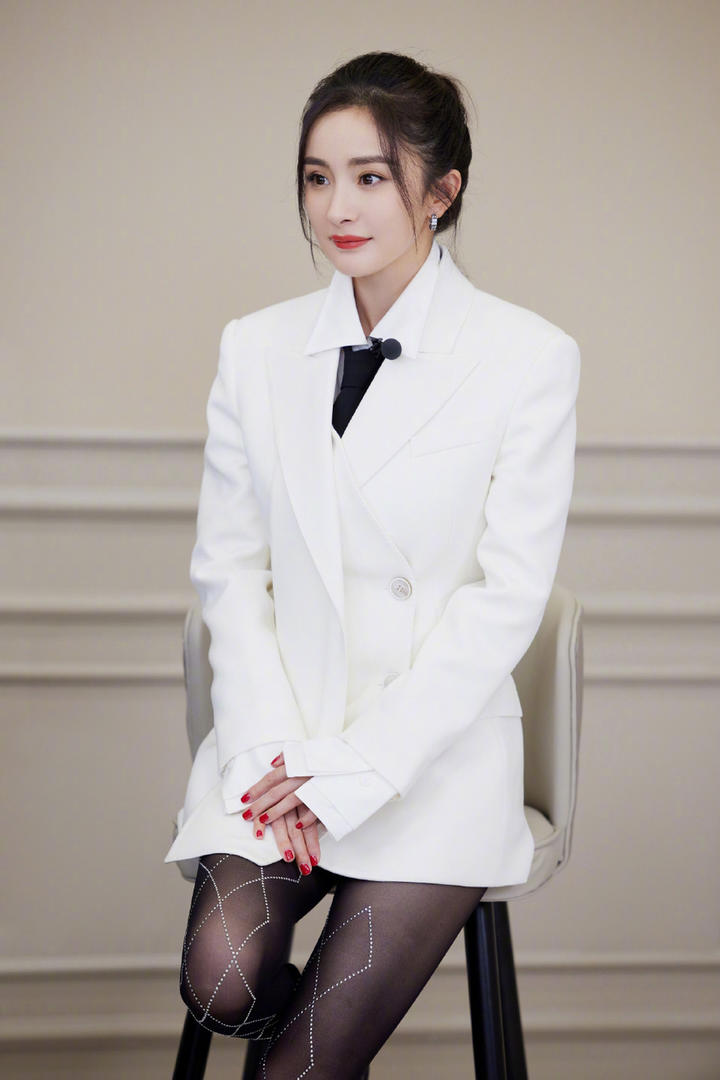 杨幂白西服性感丝袜写真图片