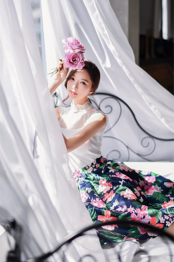 举着玫瑰花的高清韩国女神朴秀妍写真