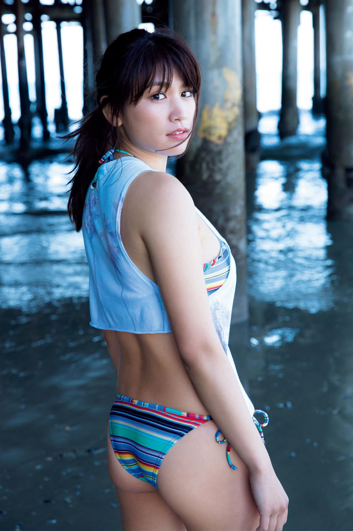 日韩专区丰满肉感身材美女泳装摄影写真图片