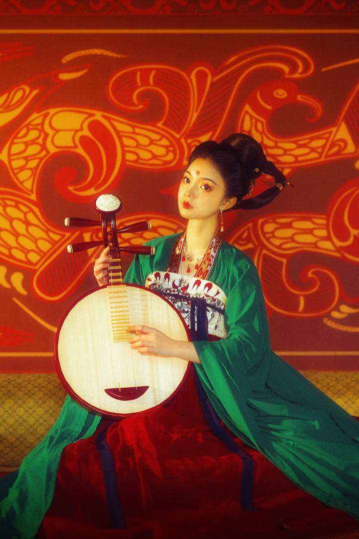 弹琵琶汉服古装美女艺术写真图片