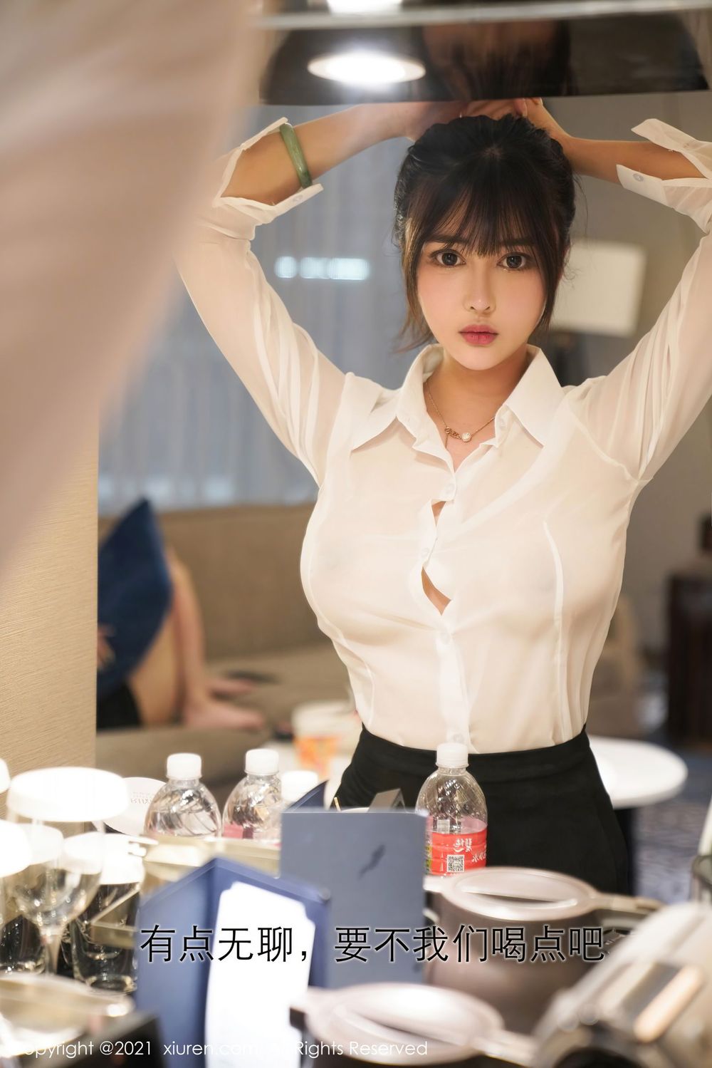 秀人网新人模特萌奈子白衬衫黑丝美腿红酒美人系列写真