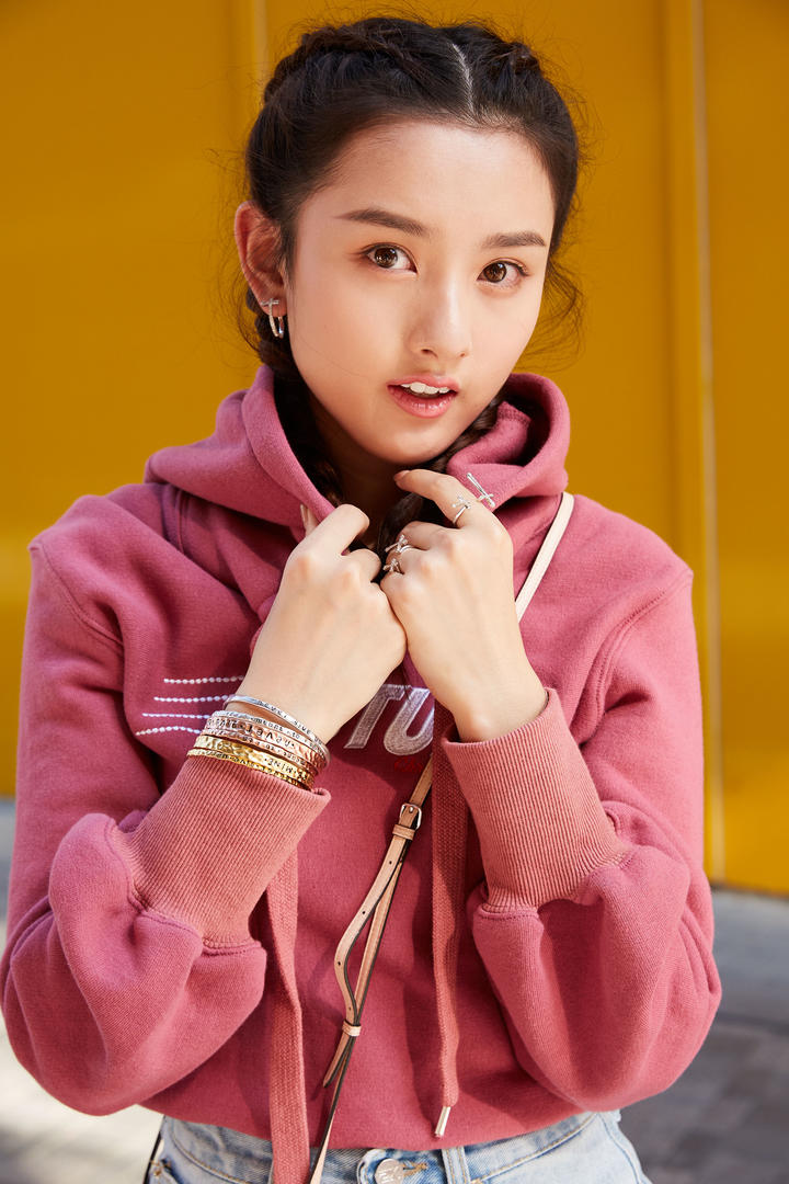 年轻时尚的中国美女明星宋祖儿街拍图片