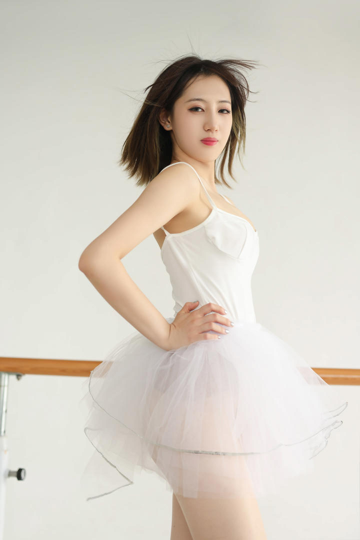 练舞的清纯短发美女欣美高清图片