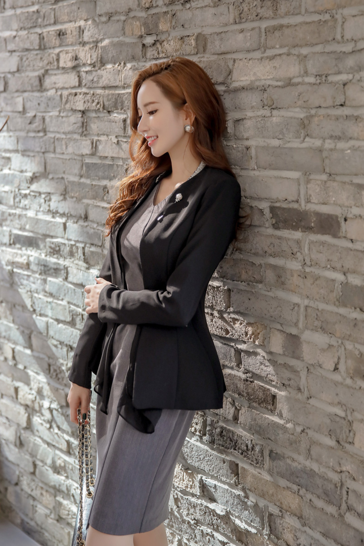 靠在墙上的韩国极品美女李妍静写真