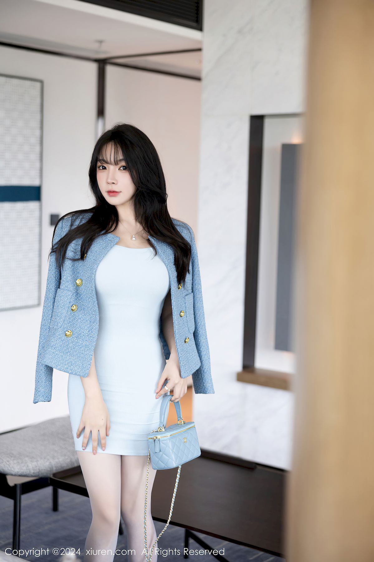 秀人网女神徐莉芝Booty淡蓝连衣短裙原色丝袜性感写真