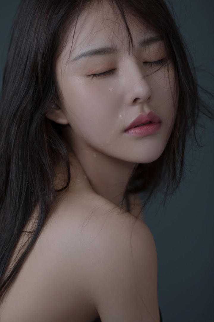 梨花带雨美女红唇漂亮写真图片