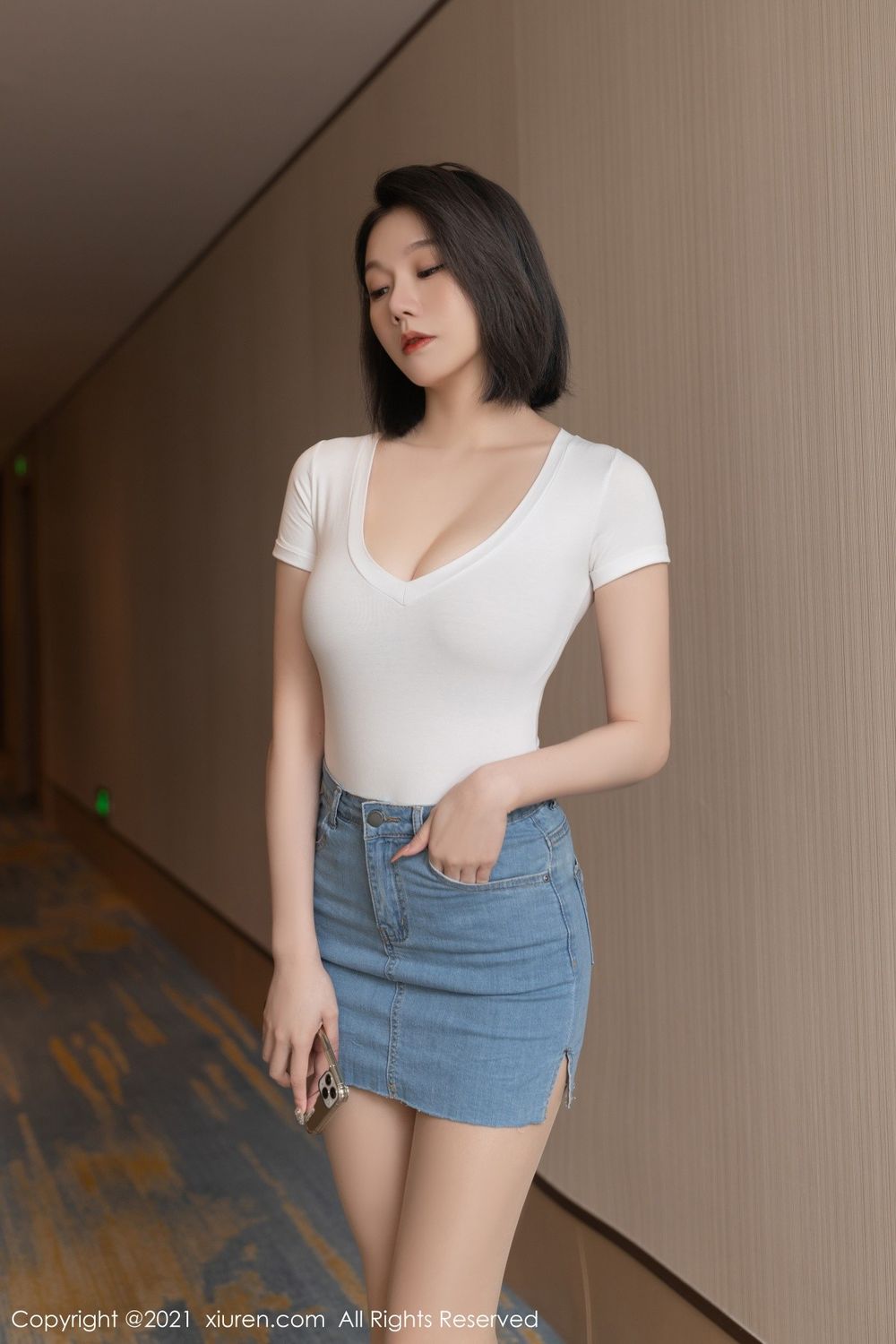 秀人网美女模特安然Maleah简约上衣搭配超短牛仔裙重庆旅拍