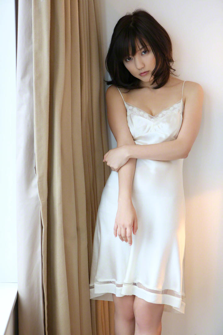 靠在墙上的吊带睡衣日本性感美女写真图片