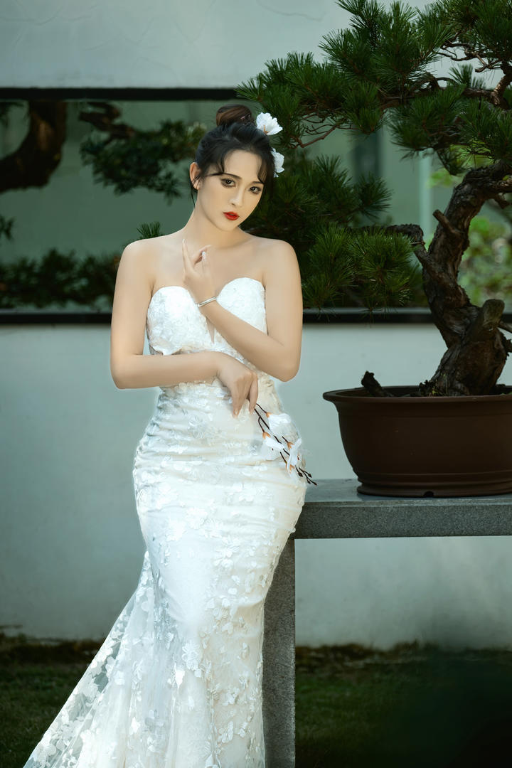 高挑美丽的新娘新中式婚纱照人像摄影图片