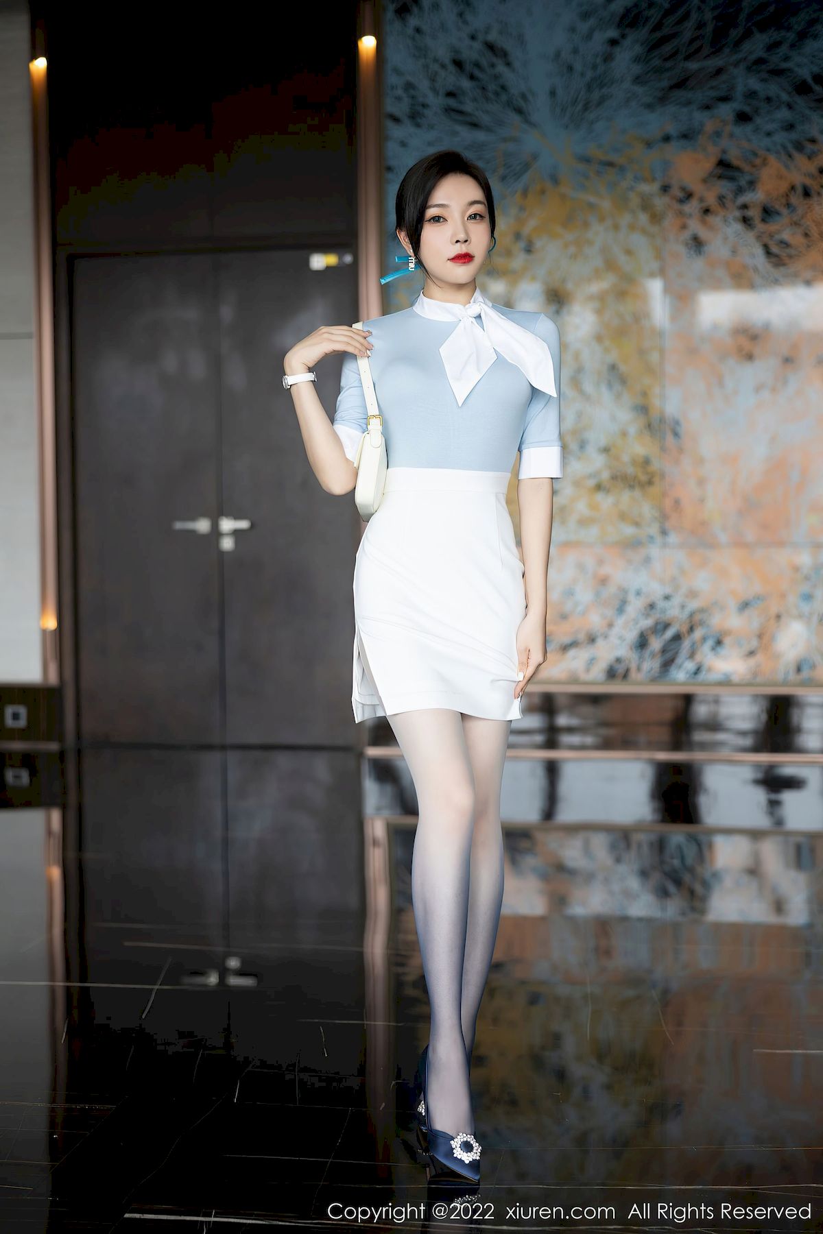 秀人网性感女神徐莉芝Booty职场OL制服搭配美腿翘臀写真