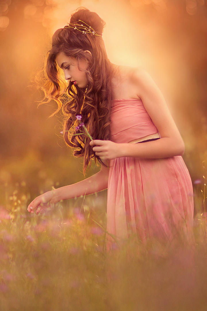 采摘花朵的高清美女写真