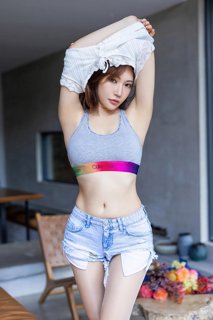 精品国产爱蜜社国模私拍脱衣服美女
