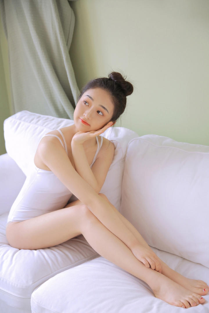 沙发上的长腿清纯女生头像图片