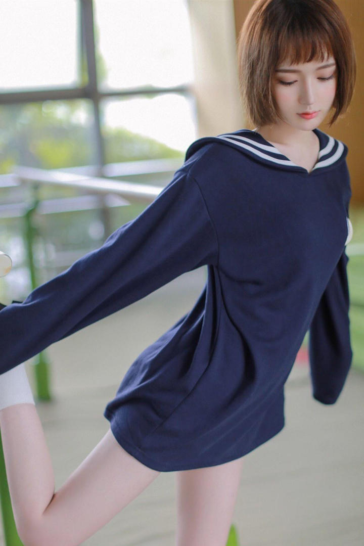 高清气质短发美女跳舞图片