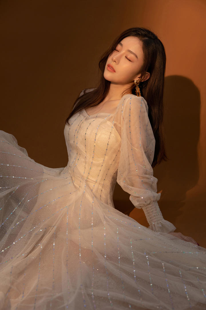 高颜值气质美女长裙写真图片
