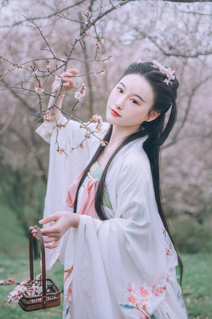 提着花篮的高清极品古装美女图片