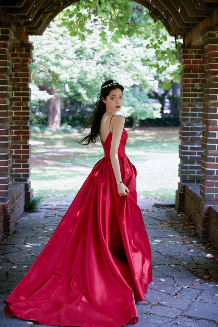 美女明星欧阳娜娜红色吊带长裙气质美女写真图片