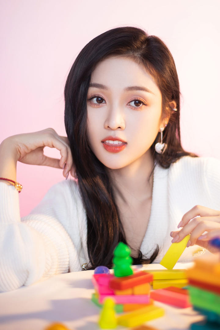 玩积木的甜美气质美女明星吴宣仪高清写真图片