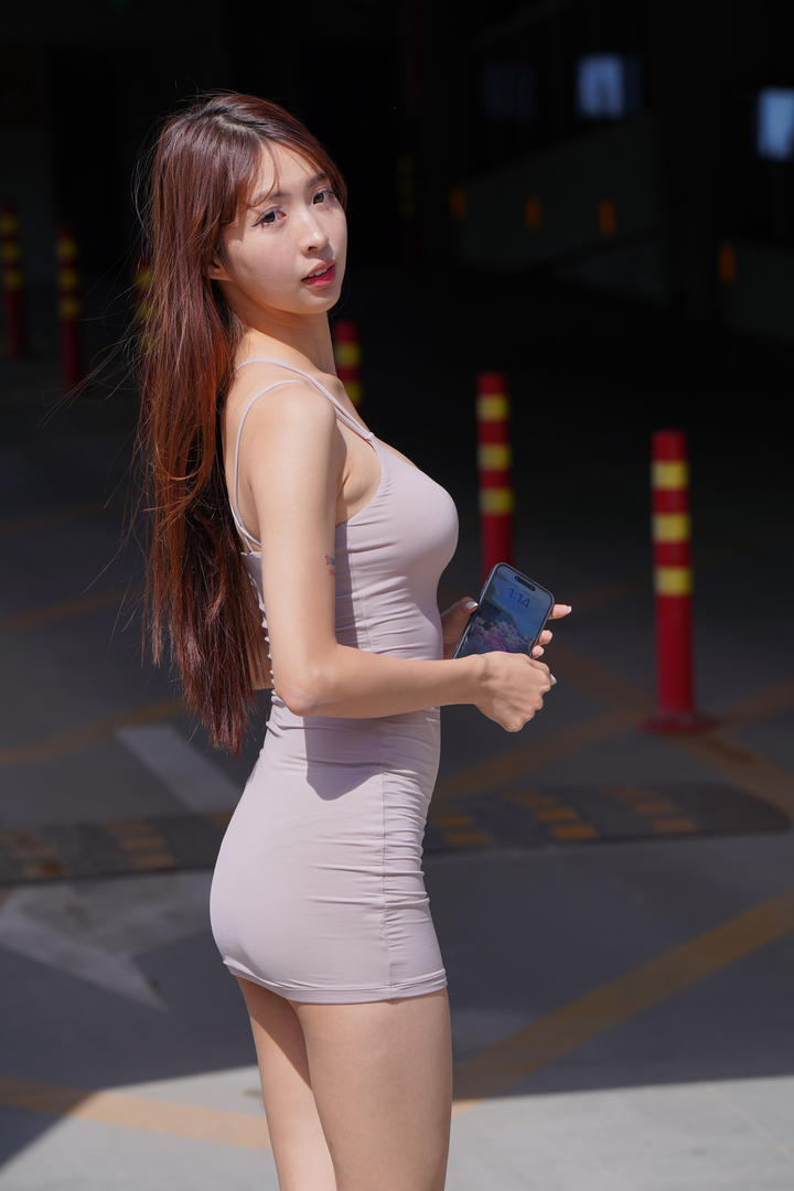 前凸后翘的极品美女国产美女街拍图片专辑