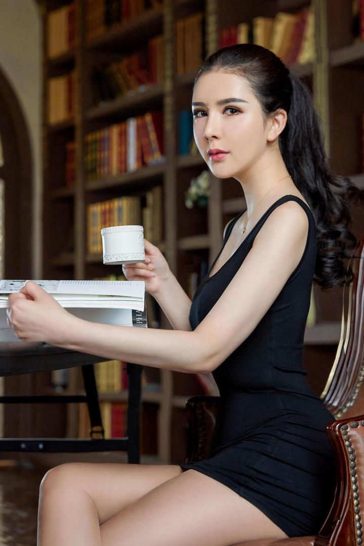 优雅性感超短裙美女看书图片