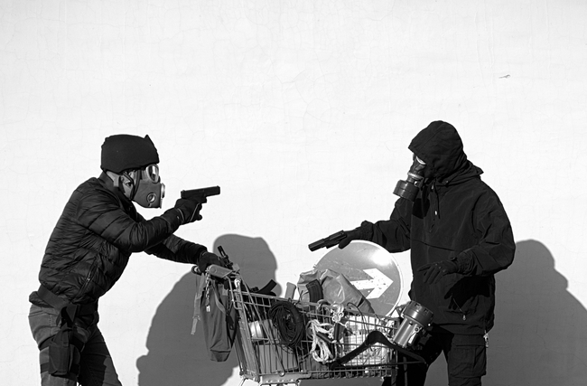 持枪演习黑白人物摄影图片