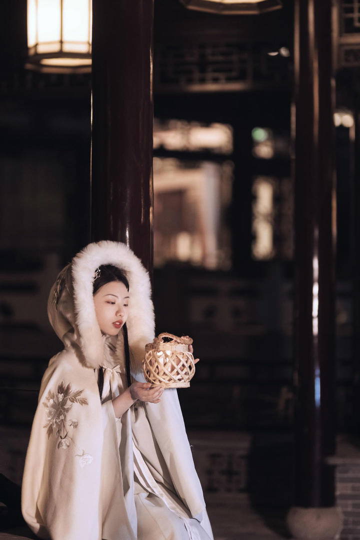 披着白色斗篷的唯美古装美女艺术写真图片
