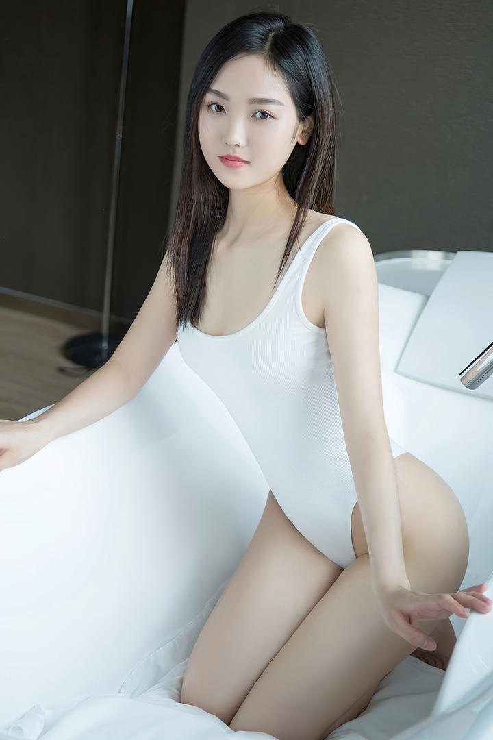 又白又嫩的苗条身材美女嫩模浴室激情自拍图片