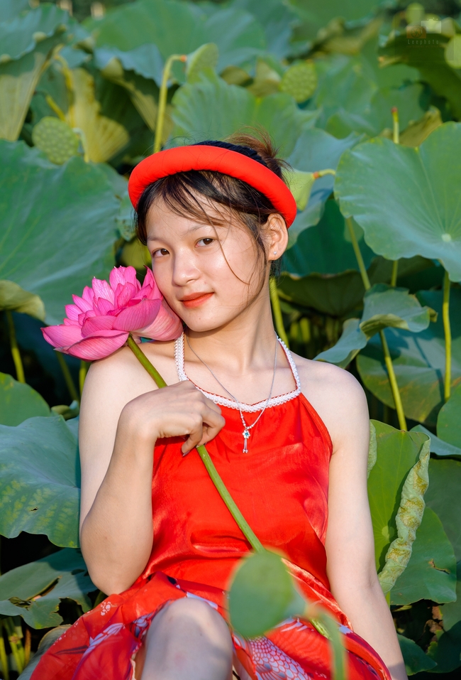 夏日荷塘红色肚兜性感美女图片