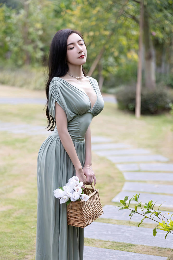 公园里约拍女神级嫩模王馨瑶美女清纯写真壁纸图片