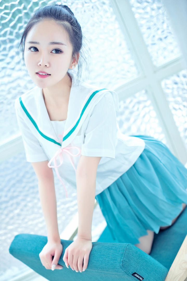 跪在椅子上的清纯制服女生图片