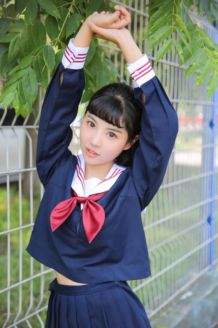 穿校服的清纯甜美美少女户外写真图片