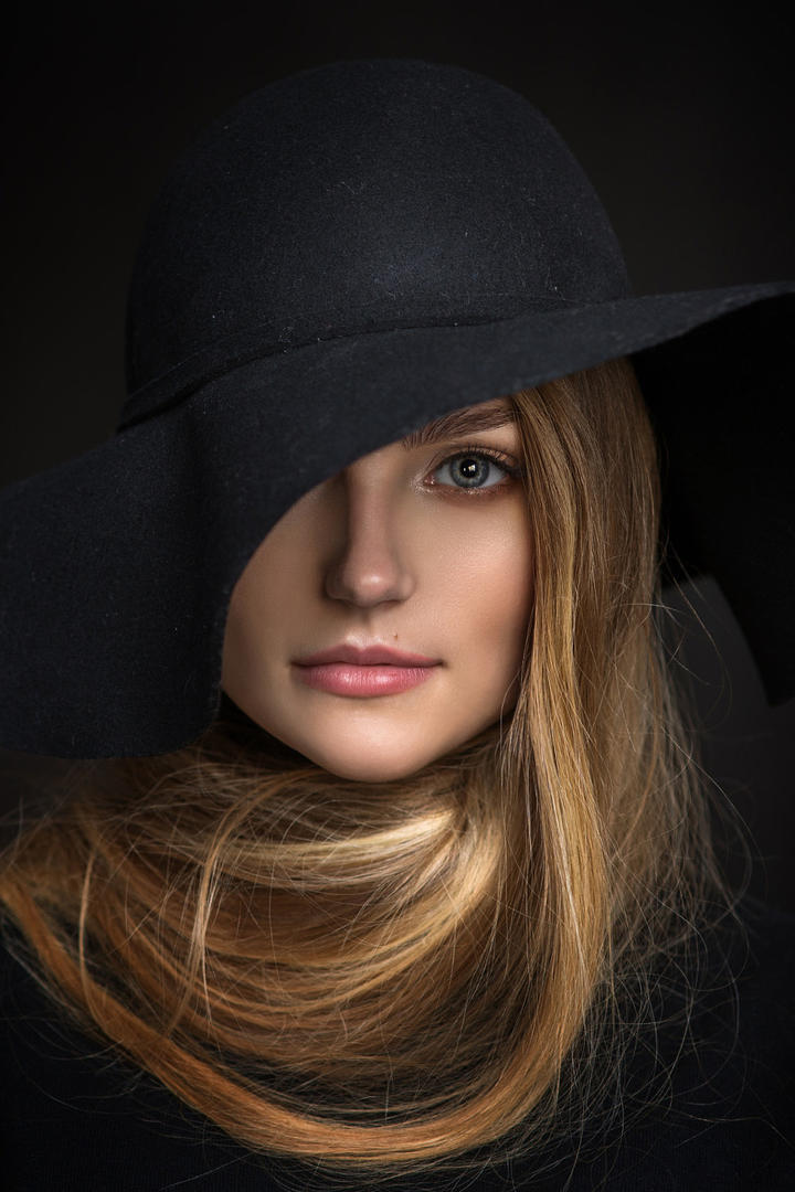 戴着帽子的国外气质美女人像图片