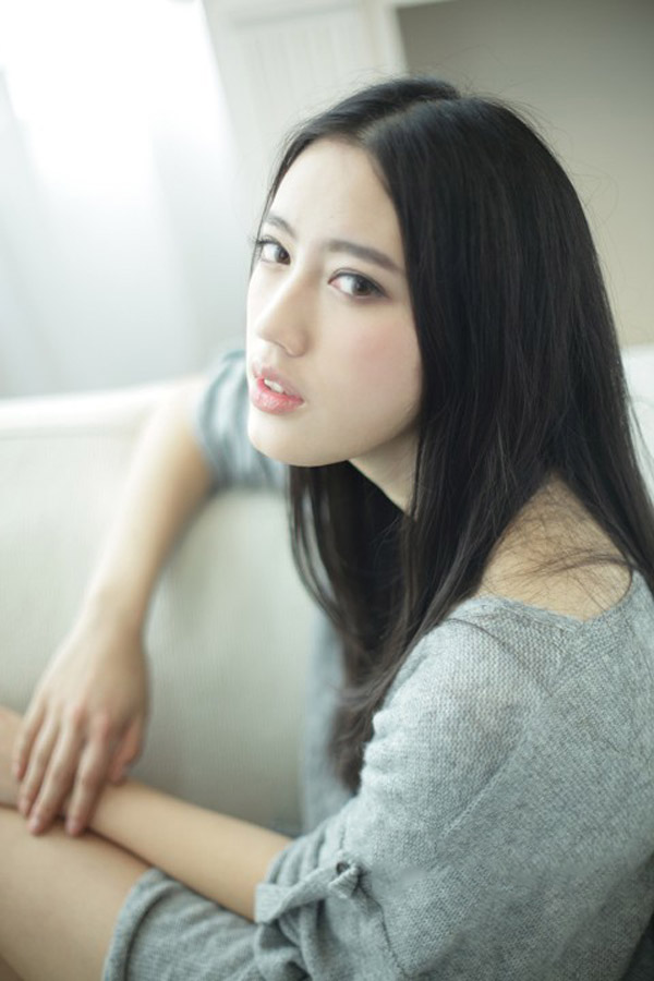 张嫱沙发上的妖娆魅惑