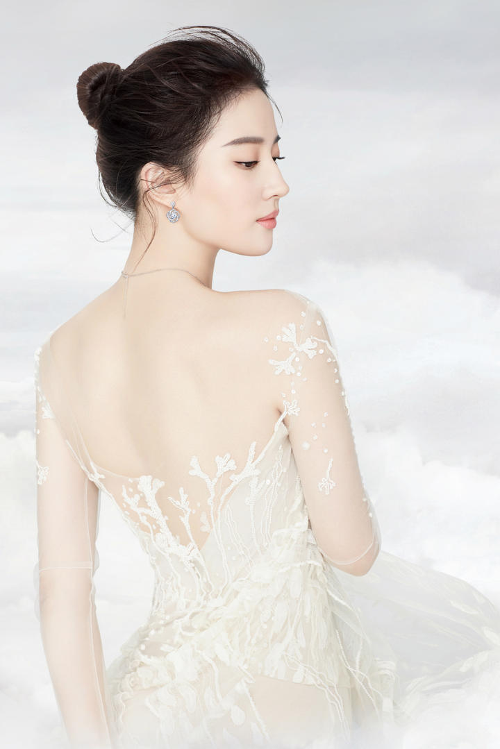 极品颜值女明星刘亦菲光滑美背写真图片