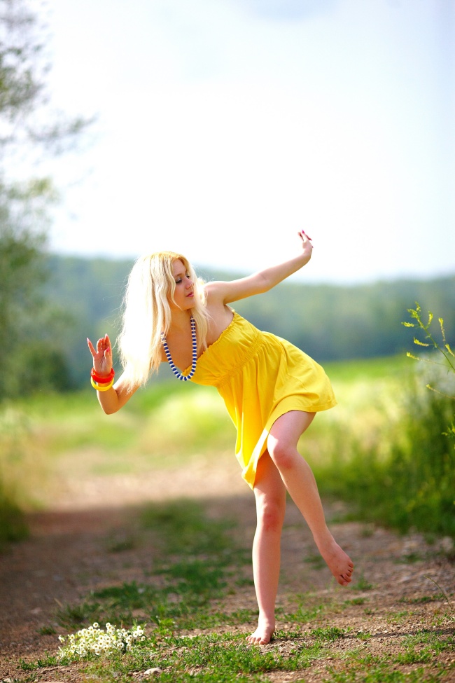 黄色抹胸裙美女图片