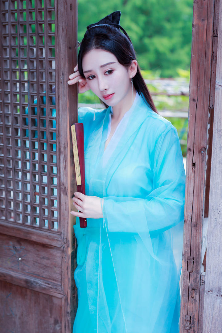 靠在门上的古典气质美女写真